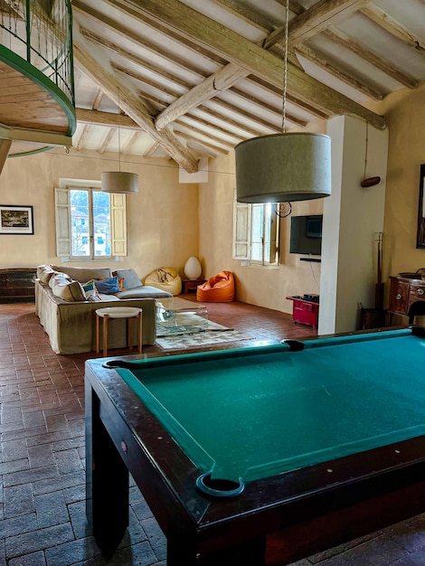 Photo high angle view of man playing pool in a modern minimal house