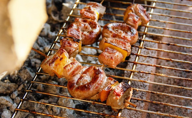 Photo high angle view of meat on barbecue grill