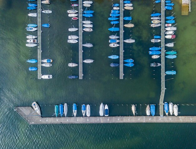 Photo high angle view of metallic container in row