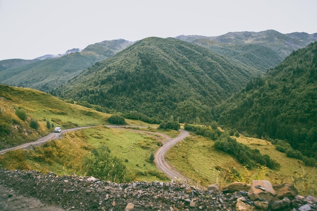 Photo high angle view of mountains against sky a difficult road in the mountains