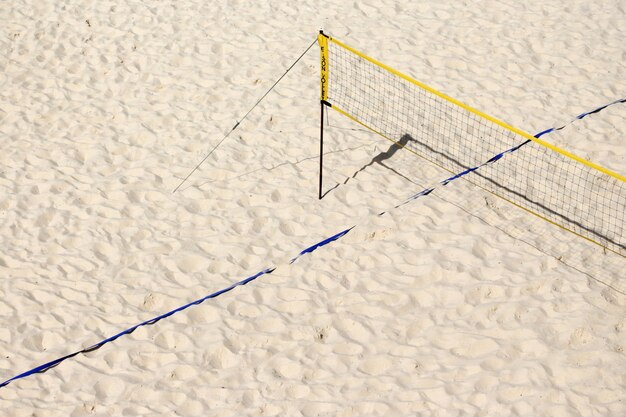 Photo high angle view of net at beach during sunny day