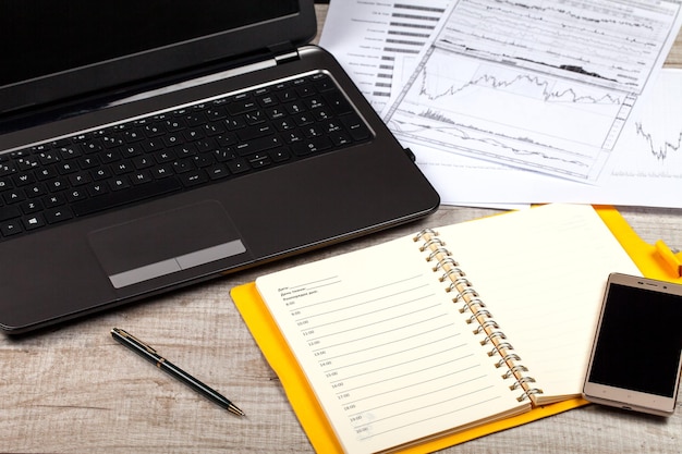 Photo high angle view of office supplies on table