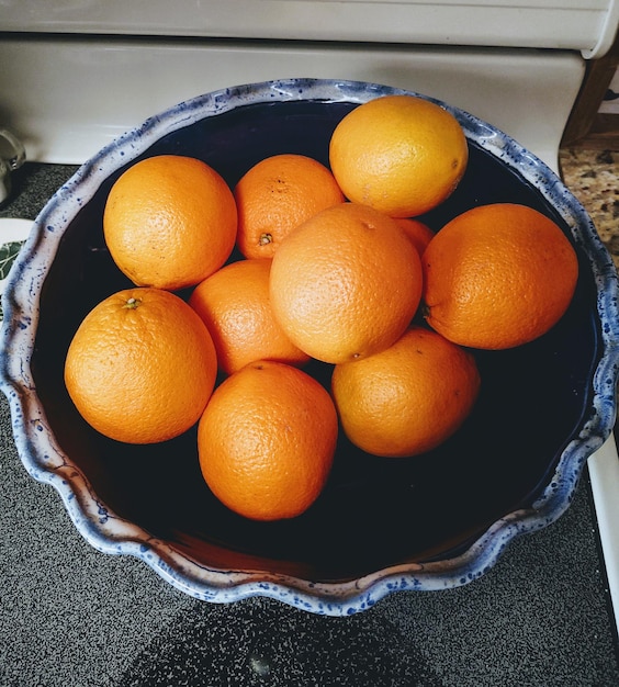 Photo high angle view of orange fruits in container