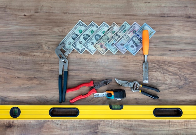 Photo high angle view of paper currency and work tools on table