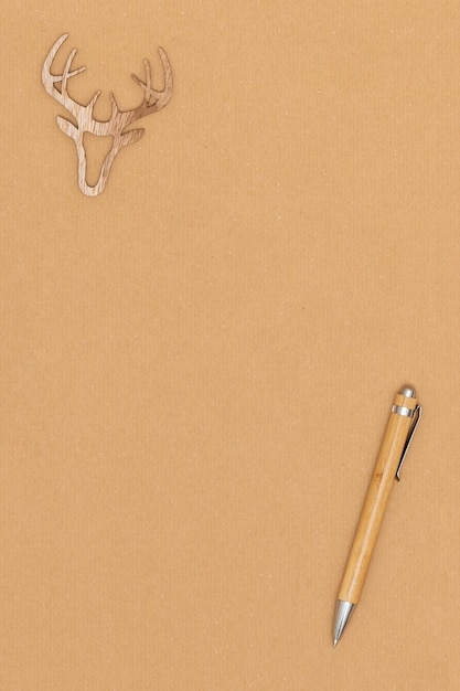 Photo high angle view of pen with decoration on brown background