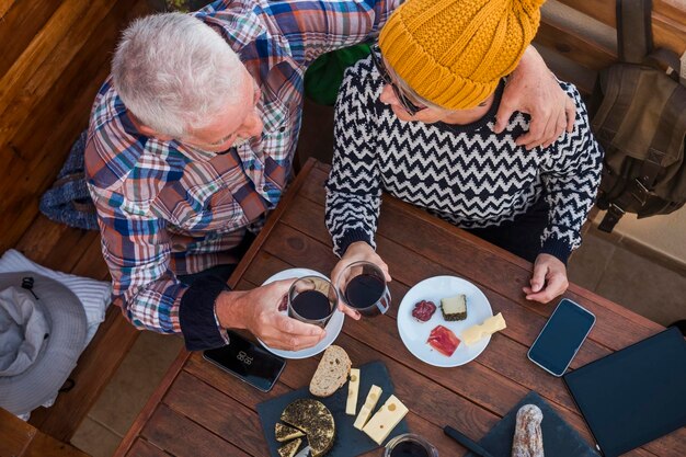 Photo high angle view of people sitting on table