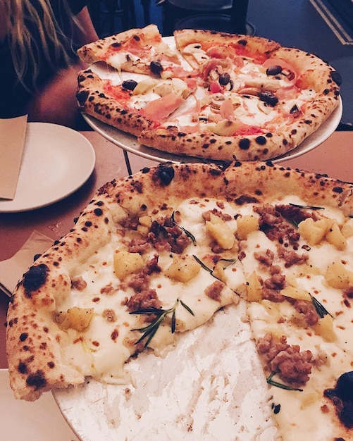 Photo high angle view of pizza served on table