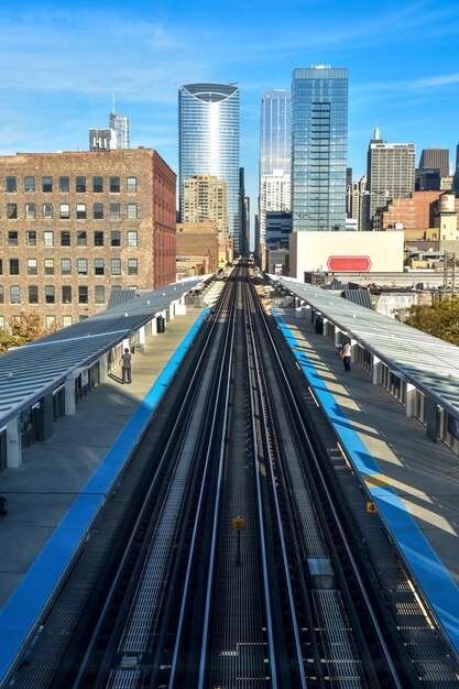 Photo high angle view of railroad tracks at station in city