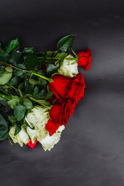 Photo high angle view of red and white roses against gray background