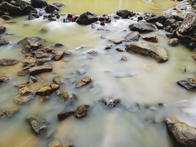 Photo high angle view of rocks in lake