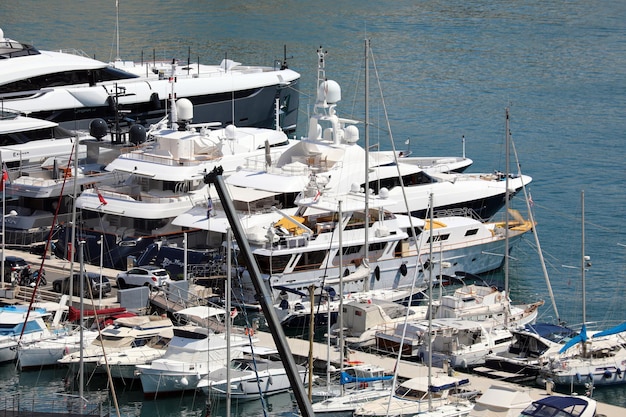 Photo high angle view of sailboats moored at harbor