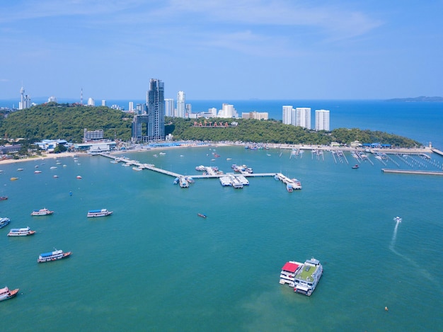 Photo high angle view of sea and cityscape against sky