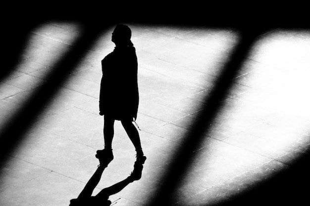 Photo high angle view of silhouette woman walking on floor