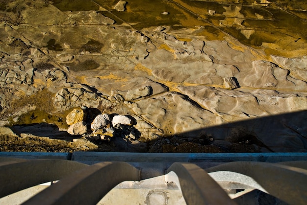 Photo high angle view of stone wall by rocks