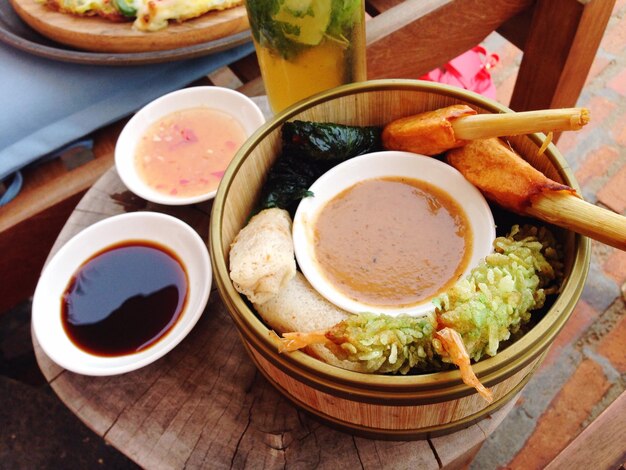 Photo high angle view of tapas in wooden container