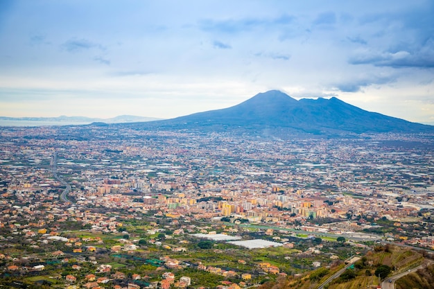 Photo high angle view of townscape and mountains against sky