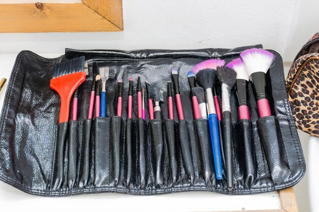 Photo high angle view of various make-up brushes on table