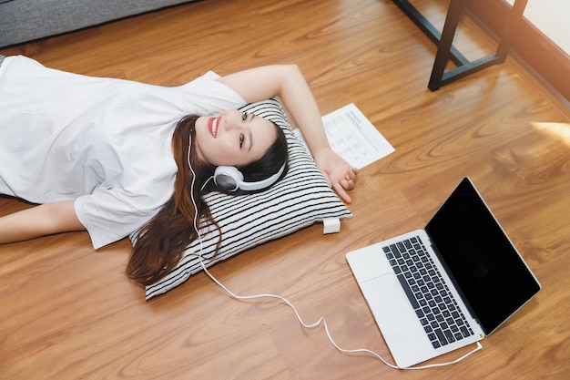 Photo high angle view of woman lying on table at home