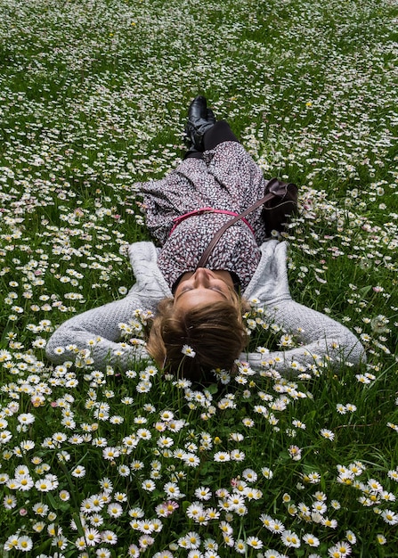 Photo high angle view of woman resting on flowerbed