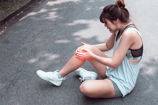 Photo high angle view of woman sitting on road