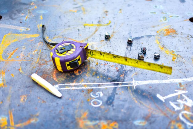 Photo high angle view of yellow representation on table