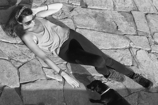 Photo high angle view of young woman with dog