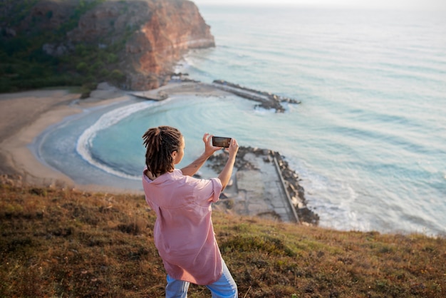 Photo high angle woman taking photos