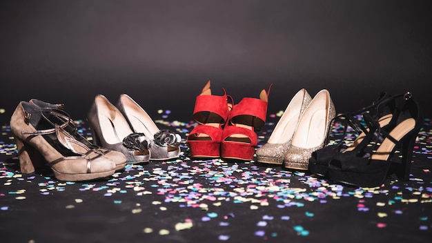 Photo high heels on the floor with confetti