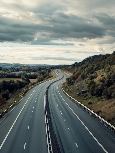 Photo a highway with a highway and a hill with a sky background