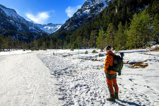 Photo hiker man walking on snowy pyrenees mountains, cauterets