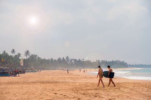 Photo  hikkauwa, sri lanka. people on the beach.