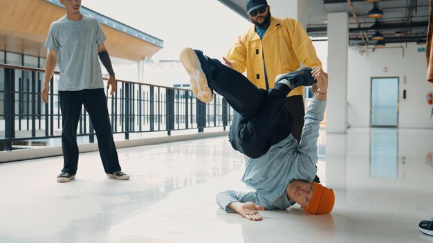 Photo hip hop team dance break dance while multicultural friend surround endeavor