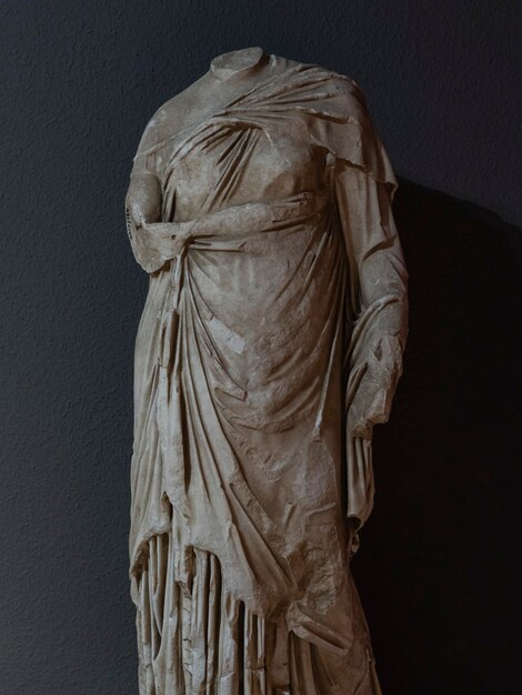 Photo a historical statue from the greek period