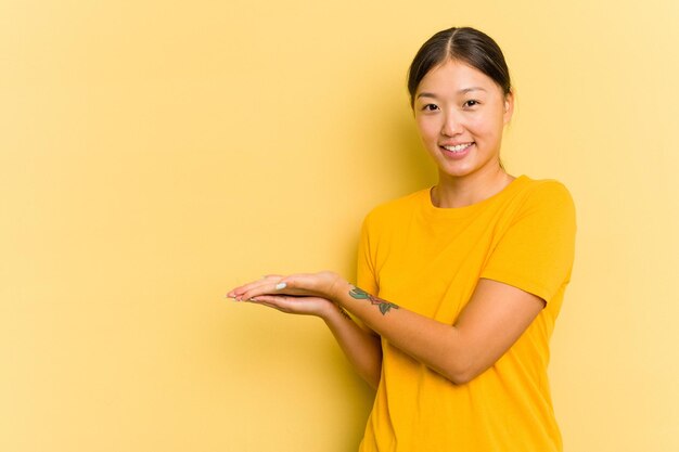 Photo holding a copy space on a palm