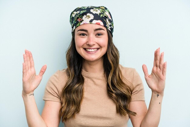 Photo holding something little with forefingers smiling and confident