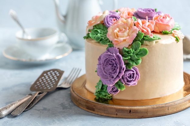 Holiday cake with cream flowers