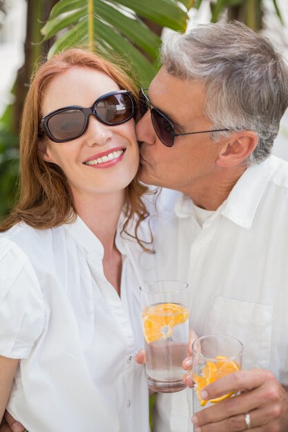 Photo holidaying couple toasting with cocktails