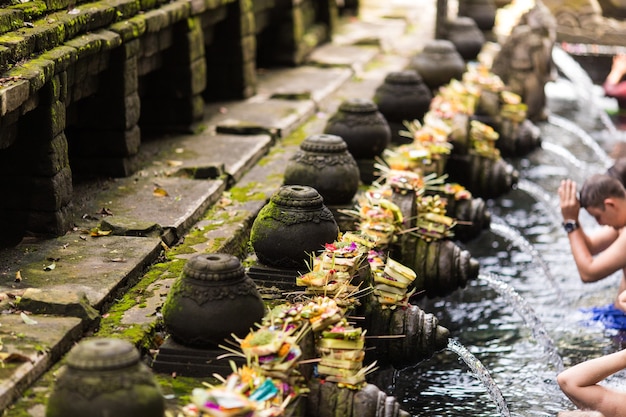 Photo holy spring water in temple pura tirtha empul intampak, one of bali's most important temples, indonesia