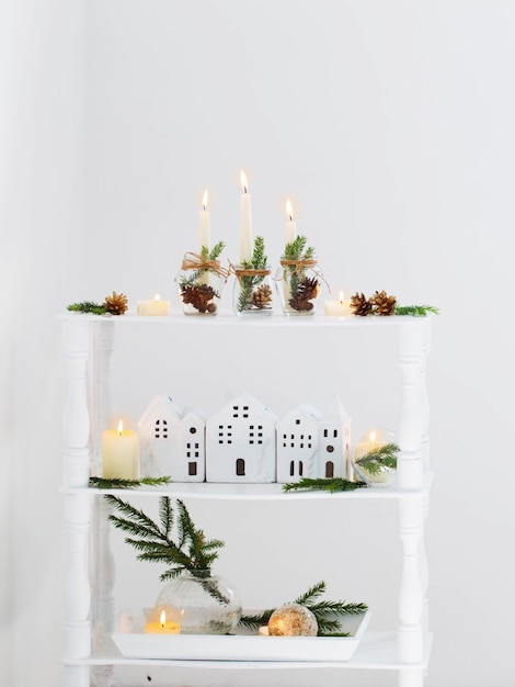 Photo home christmas decor with burning candles in whte interior