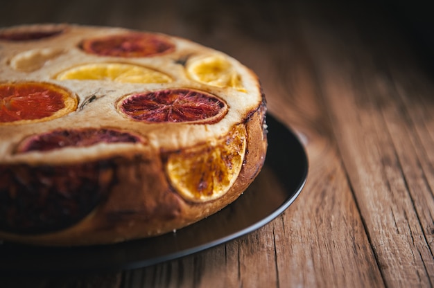 Photo home made citrus cake on wooden table in rustic style