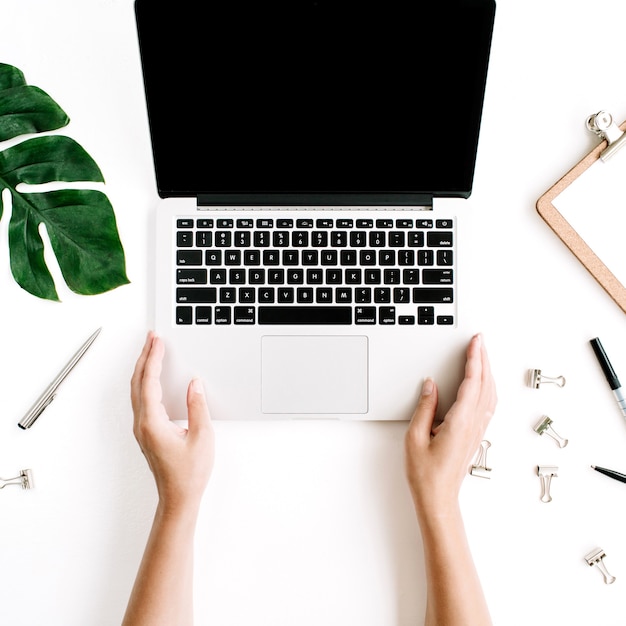 Photo home office workspace with hands working on laptop keyboard