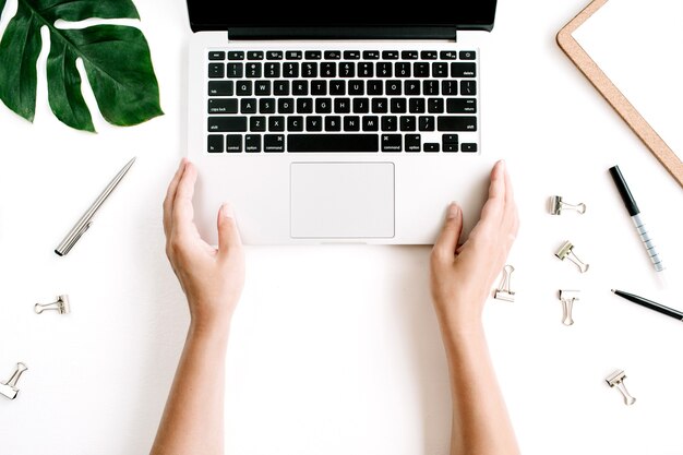 Photo home office workspace with hands working on laptop keyboard