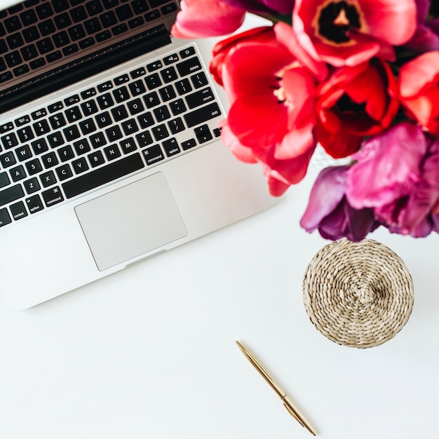 Photo home office workspace with laptop, tulip flowers bouquet