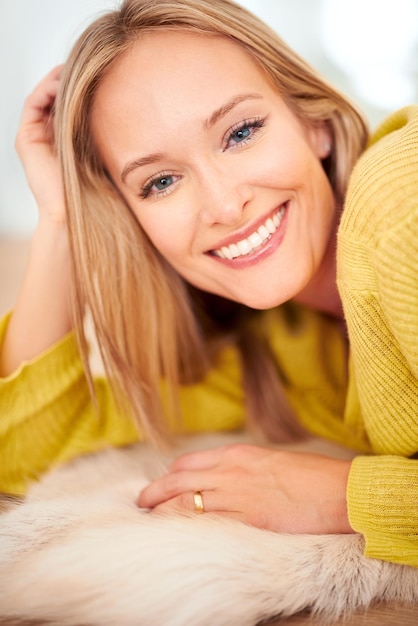 Photo homegrown beauty a beautiful young woman lying on the floor at home