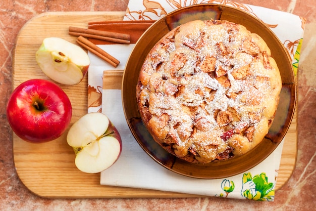 Photo homemade apple pie with cinnamon on the plate