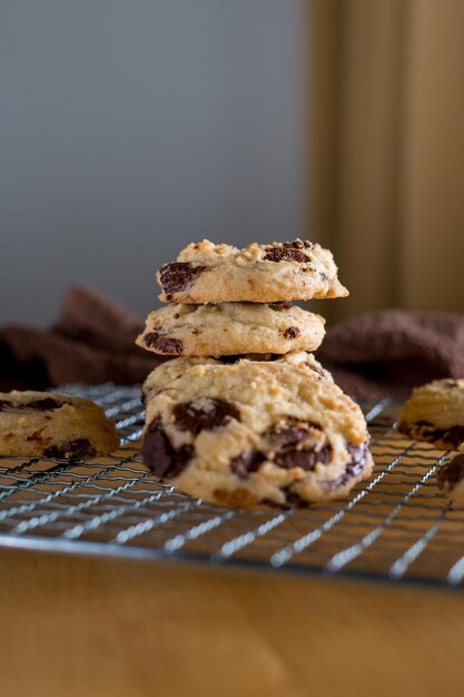 Photo homemade baked chocolate chip soft cookies cooling on a cooling rack on a wooden background