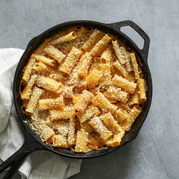 Photo homemade baked vegan mac n cheese