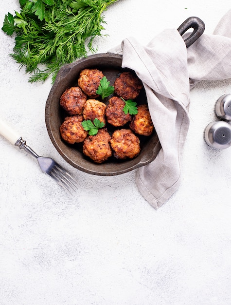 Photo homemade beef meatballs in frypan