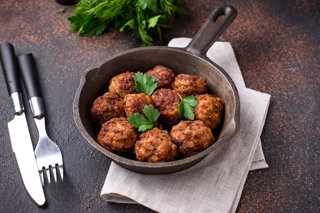 Photo homemade beef meatballs in frypan