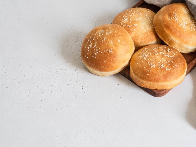 Photo homemade buns with sesame